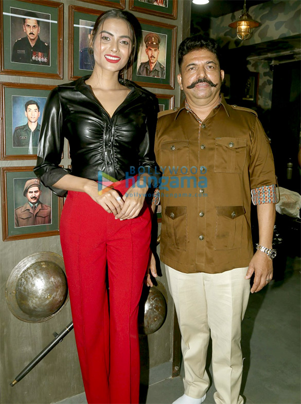 photos madhur bhandarkar and ayeesha aiman attend the launch of shivas salon in kandivali 6