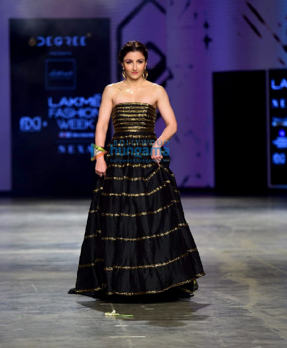 photos malaika arora chitrangda singh soha ali khan and divya khosla kumar walk the ramp at lfw day 4 3