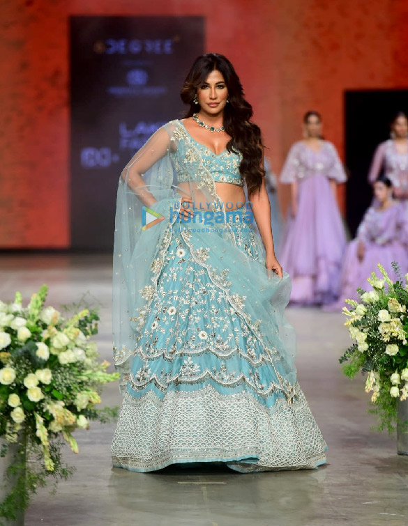 photos malaika arora chitrangda singh soha ali khan and divya khosla kumar walk the ramp at lfw day 4 8