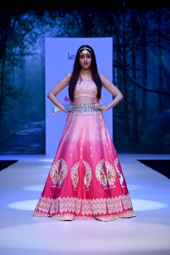 photos malaika arora shama sikander and divya khosla kumar walk the ramp at the bombay times fashion week 2021 1
