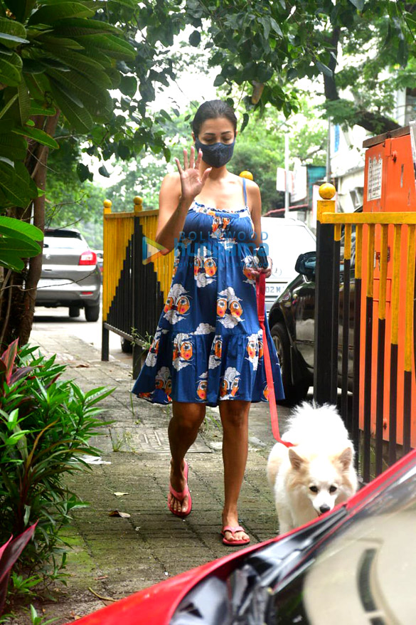 photos malaika arora spotted with her pet on a morning walk 3 8