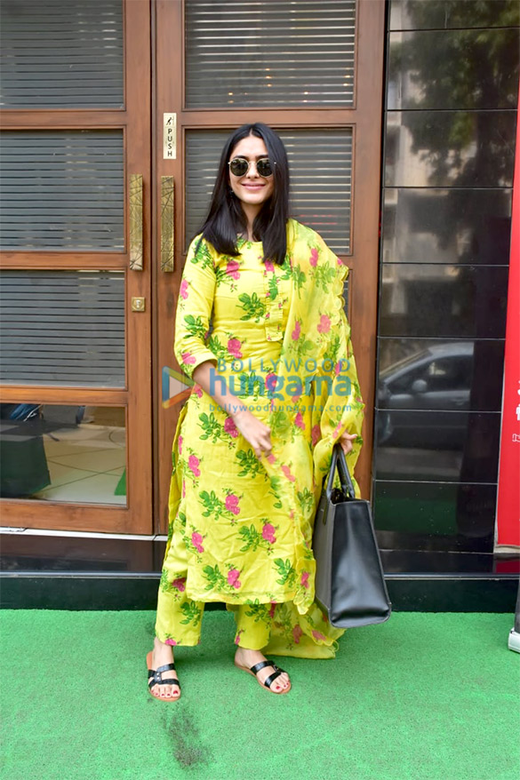 Photos: Mrunal Thakur snapped in Juhu Photos: Mrunal Thakur snapped in Juhu