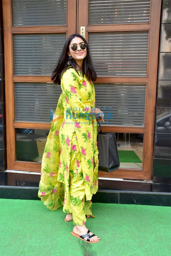photos mrunal thakur snapped in juhu 3