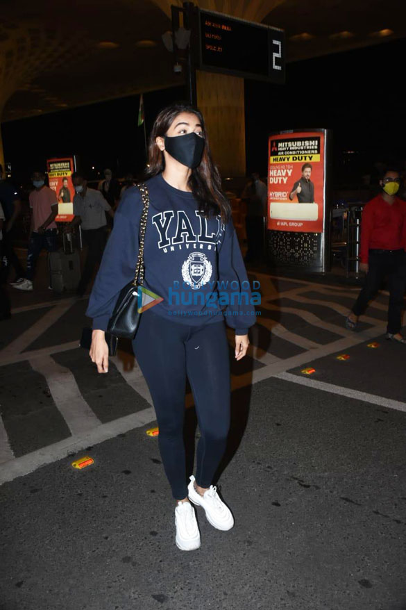 photos pooja hegde snapped at the airport 1 5