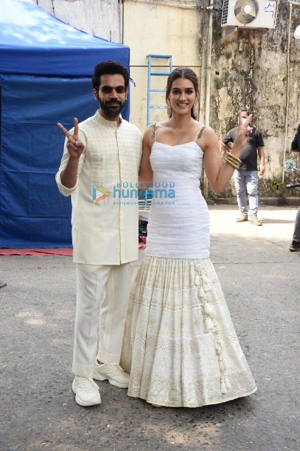 photos rajkummar rao and kriti sanon spotted promoting their film hum do hamare do 6