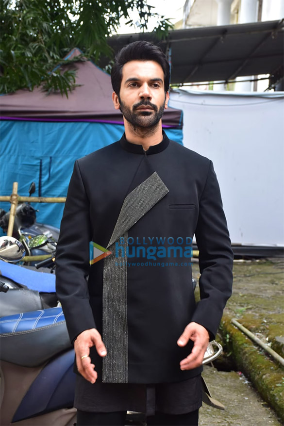 photos rajkummar rao and kriti sanon spotted promoting their film hum do hamare do on the sets of kbc 1