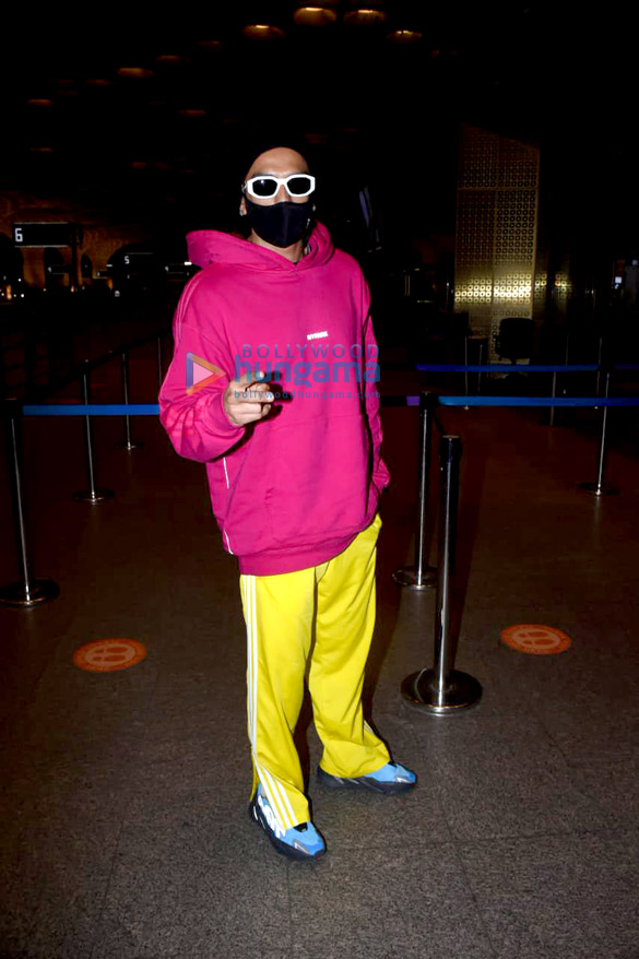 Photos: Ranveer Singh, Mrunal Thakur and Pooja Hegde snapped at the airport Photos: Ranveer Singh, Mrunal Thakur and Pooja Hegde snapped at the airport