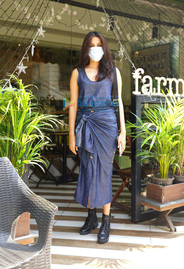 Photos: Rhea Chakraborty spotted at The Farmers’ Cafe Photos: Rhea Chakraborty spotted at The Farmers’ Cafe