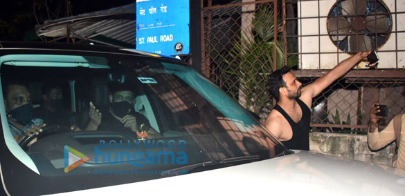 photos salman khan and sunil grover spotted at shankar mahadevans dubbing studio in bandra 5