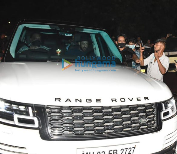 photos salman khan snapped at shah rukh khans house in bandra 1