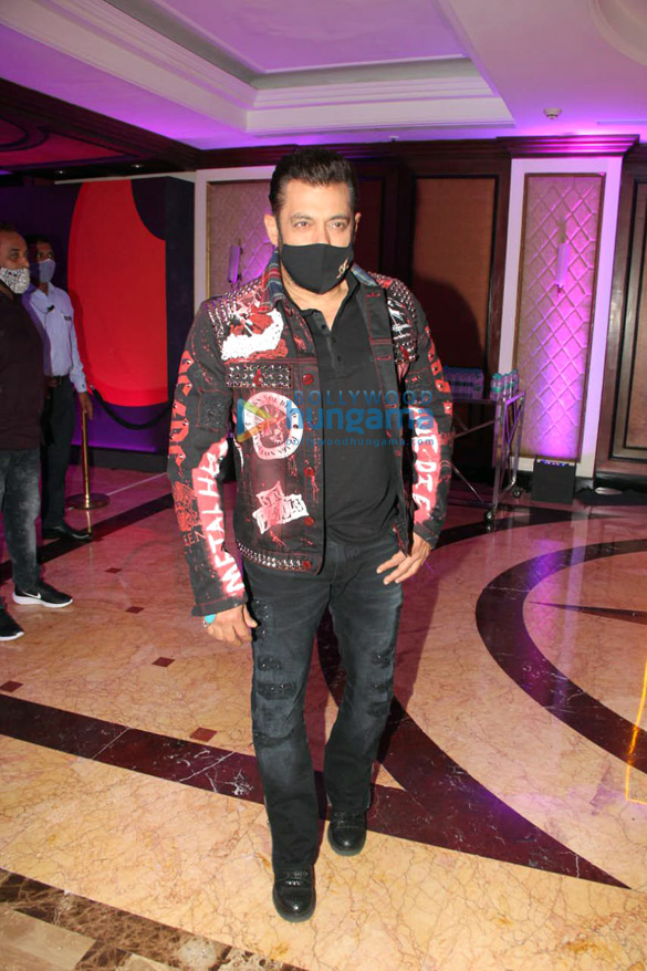 photos salman khan snapped at the launch of chingari gari crypto social coin 6