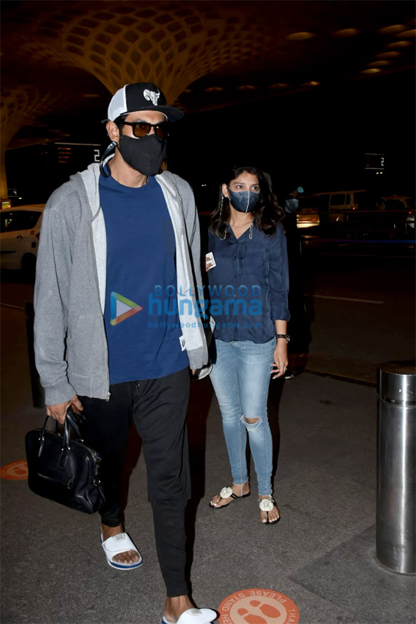 photos sanya malhotra taapsee pannu kartik aaryan and others snapped at the airport 6