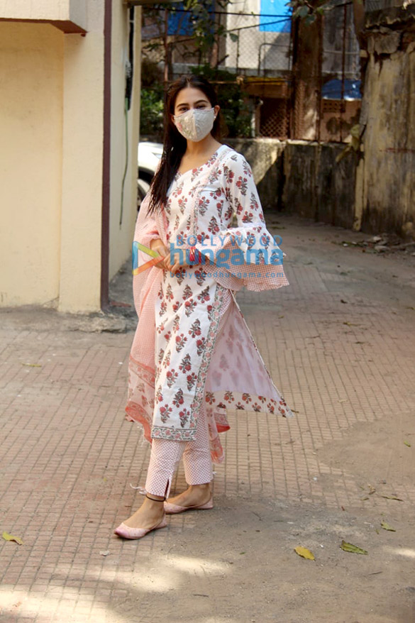 Photos: Sara Ali Khan and Pooja Hegde spotted at gym Photos: Sara Ali Khan and Pooja Hegde spotted at gym