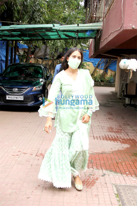 photos sara ali khan spotted at a gym in bandra 3