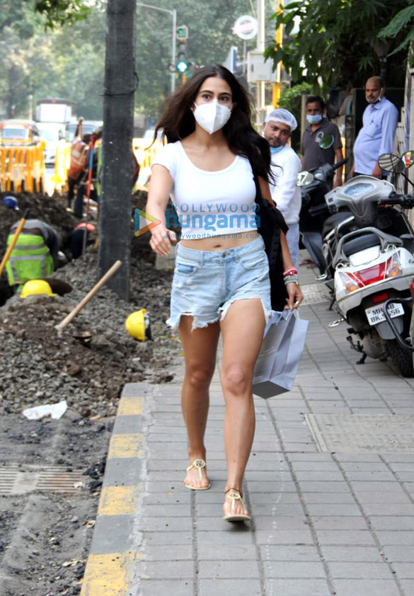 photos sara ali khan spotted in bandra 3 4