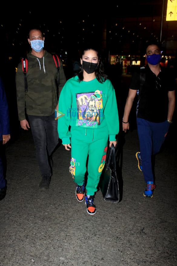 photos sunny leone yuvika chaudhary suniel shetty and sussanne khan snapped at the airport 4