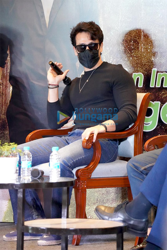 photos tiger shroff and r balki snapped at taj lands end 5