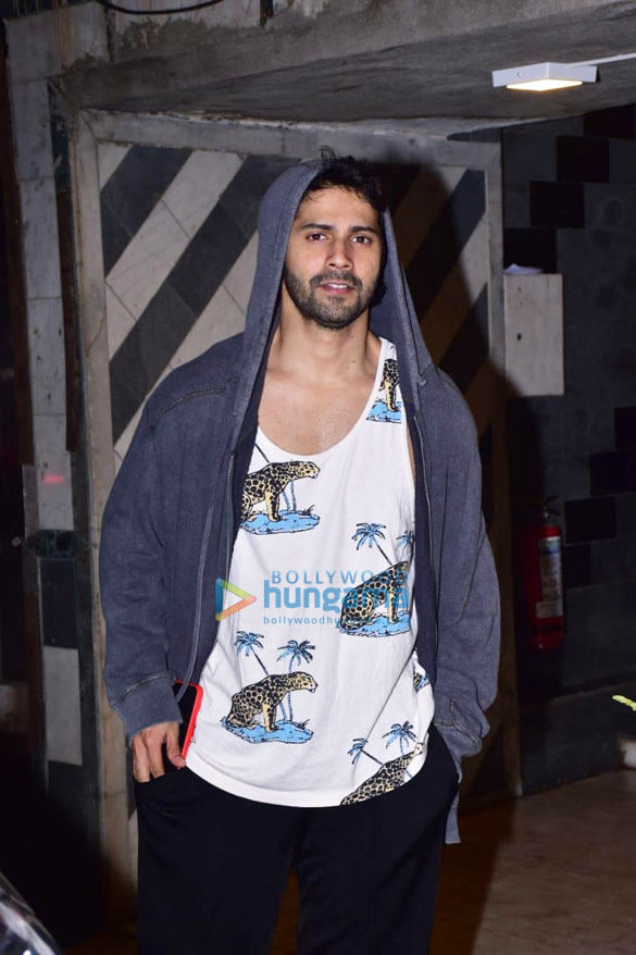 Photos: Varun Dhawan snapped at the gym in Juhu Photos: Varun Dhawan snapped at the gym in Juhu