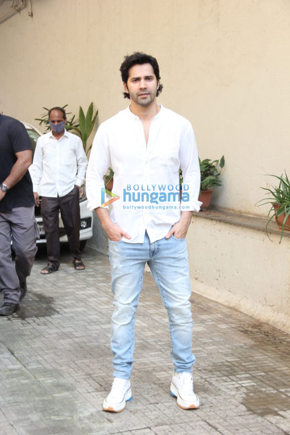 photos varun dhawan spotted at the dharma productions office in khar 3