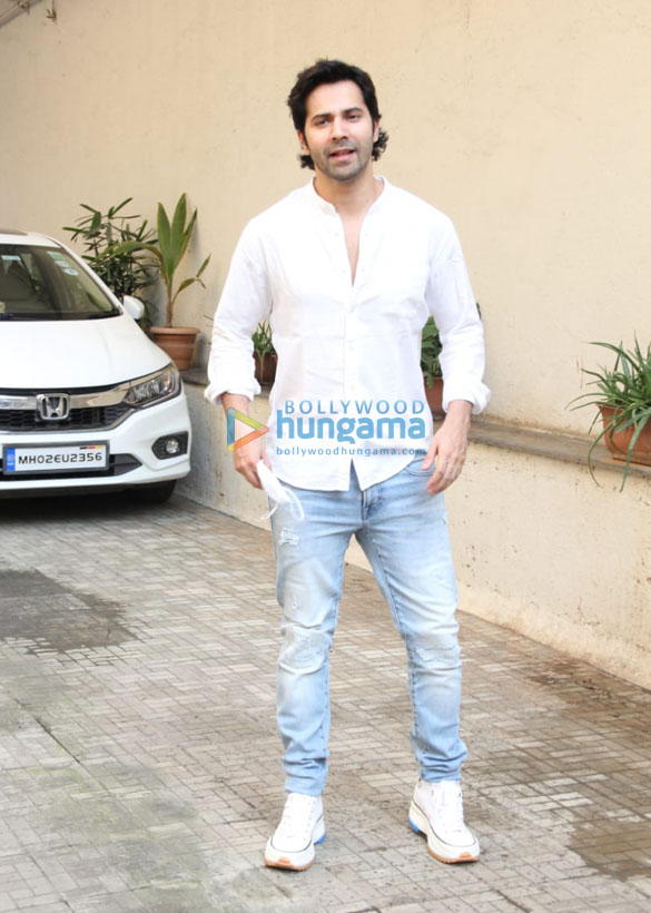 photos varun dhawan spotted at the dharma productions office in khar 4