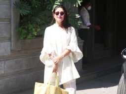 Snapped: Kareena and Karisma Kapoor at father Randhir Kapoor’s House in Bandra, Mumbai