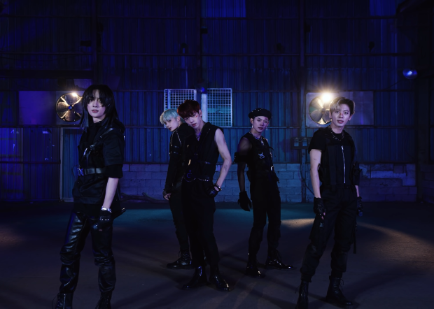 TXT turn into ghost hunters in Halloween performance on '0X1=LOVESONG (I Know I Love You)' feat. Seori TXT turn into ghost hunters in Halloween performance on '0X1=LOVESONG (I Know I Love You)' feat. Seori