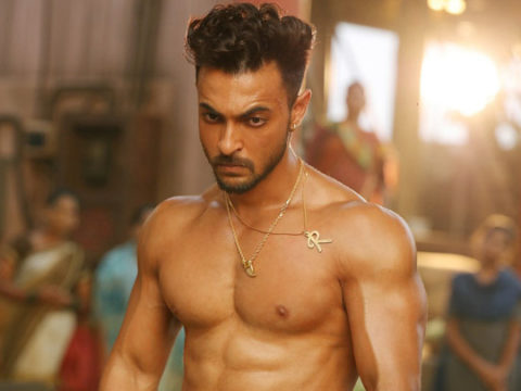 Onlayn porno tomosha qilish: Saunada osmirlik orgiyasi