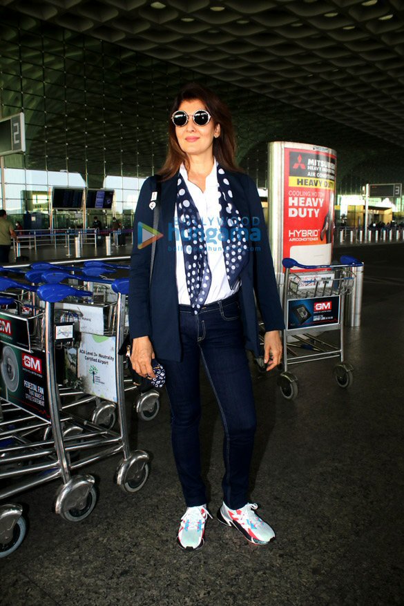 photos abhishek bachchan aishwarya rai bachchan pooja hegde and others snapped at the airport 5