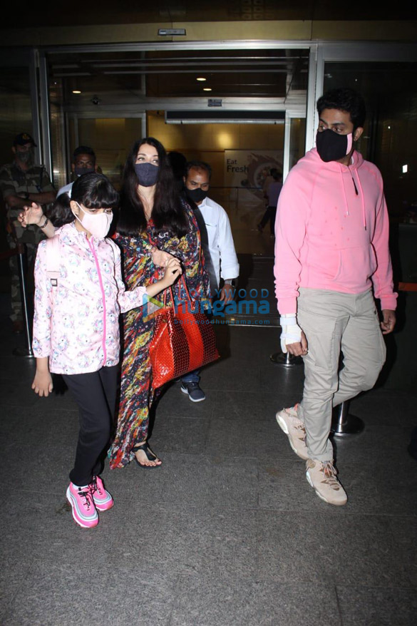 photos abhishek bachchan aishwarya rai bachchan and aaradhya bachchan snapped at the airport 3 2
