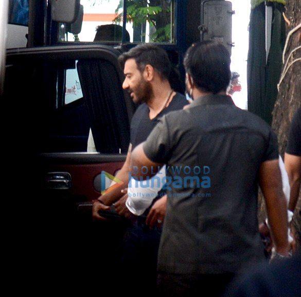 photos ajay devgn snapped on location of a shoot in south mumbai 1