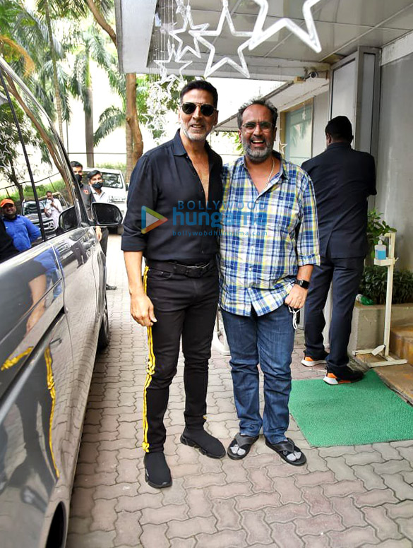 photos akshay kumar spotted with director aanand l rai 1