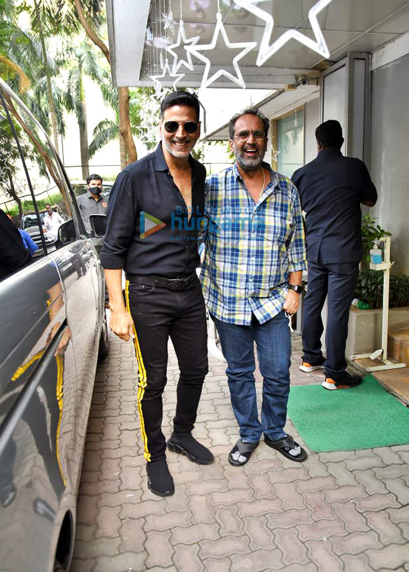 photos akshay kumar spotted with director aanand l rai 5