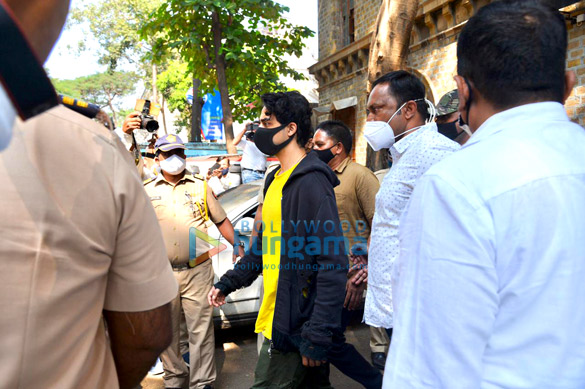 photos aryan khan and arbaaz merchant snapped at the ncb office 4