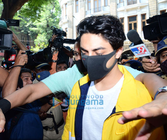 photos aryan khan snapped at the ncb office 3