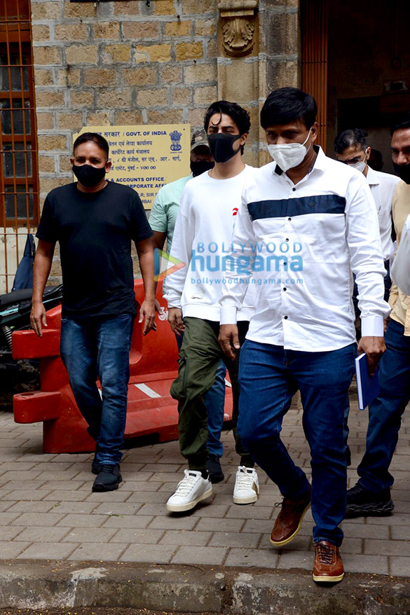 photos aryan khan snapped leaving from the ncb office 1