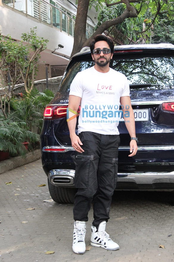 photos ayushman khurrana snapped in santacruz 3