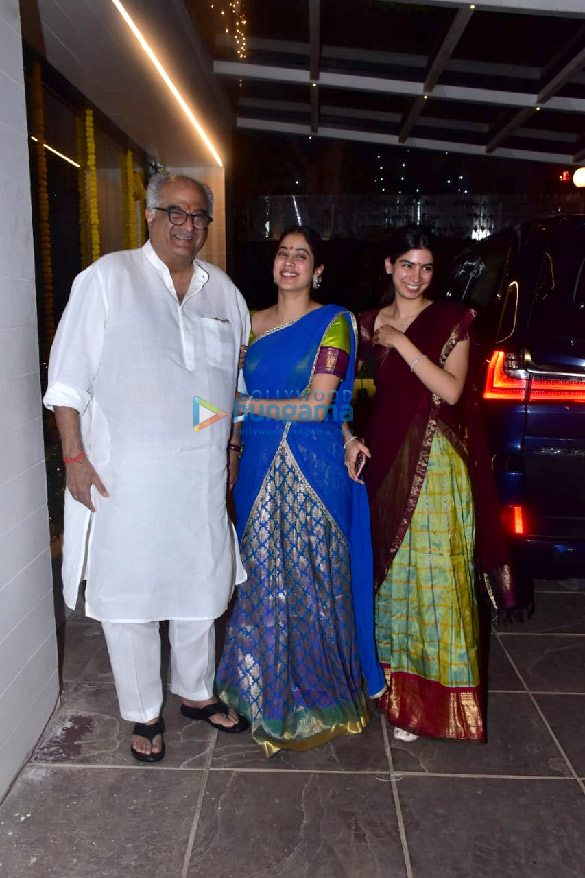 Photos: Boney Kapoor, Janhvi Kapoor, Khushi Kapoor snapped arriving for Laxmi Pujan Photos: Boney Kapoor, Janhvi Kapoor, Khushi Kapoor snapped arriving for Laxmi Pujan