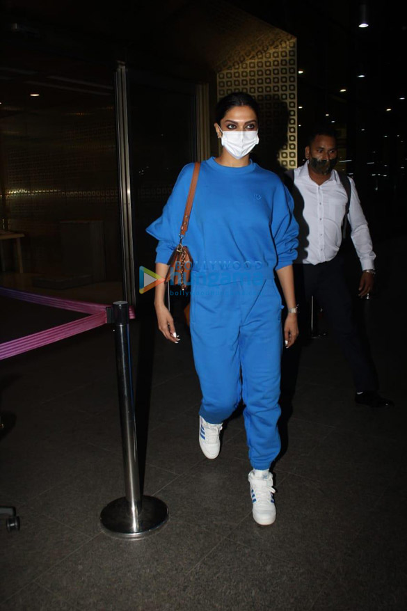 photos deepika padukone snapped at the airport 1 4