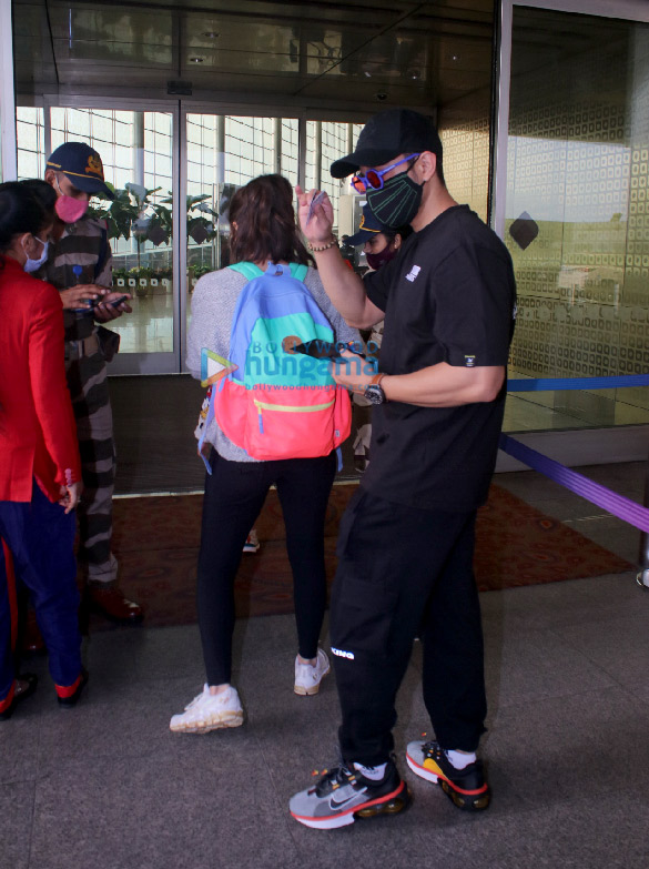 photos disha patani ayushmann khurrana and others snapped at the airport 6