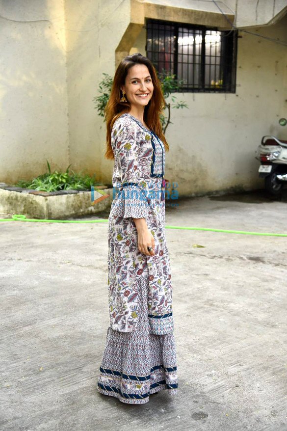 photos elli avrram snapped at kromakay salon in juhu 2