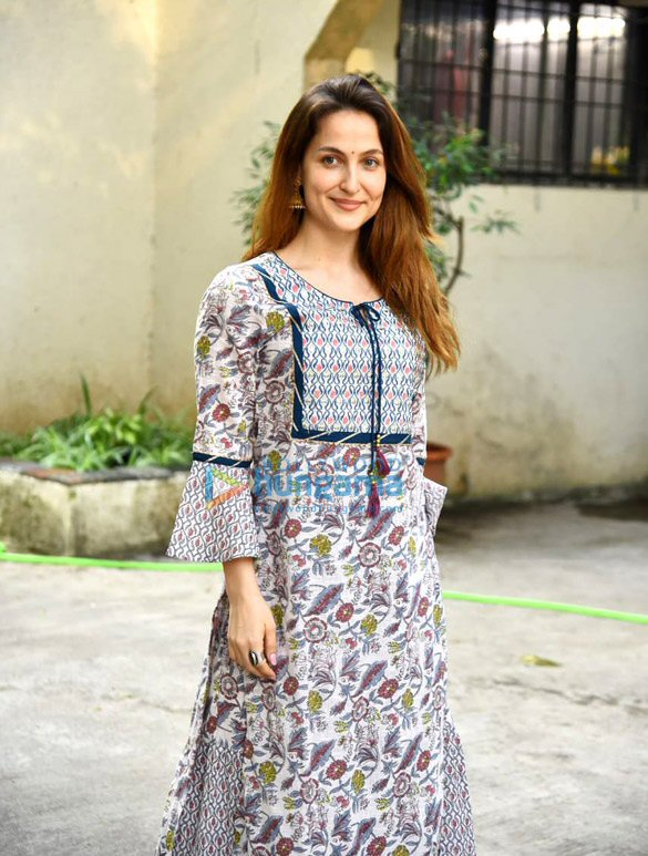 photos elli avrram snapped at kromakay salon in juhu 5