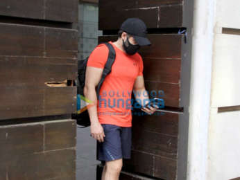 Photos: Emraan Hashmi spotted at the gym in Khar