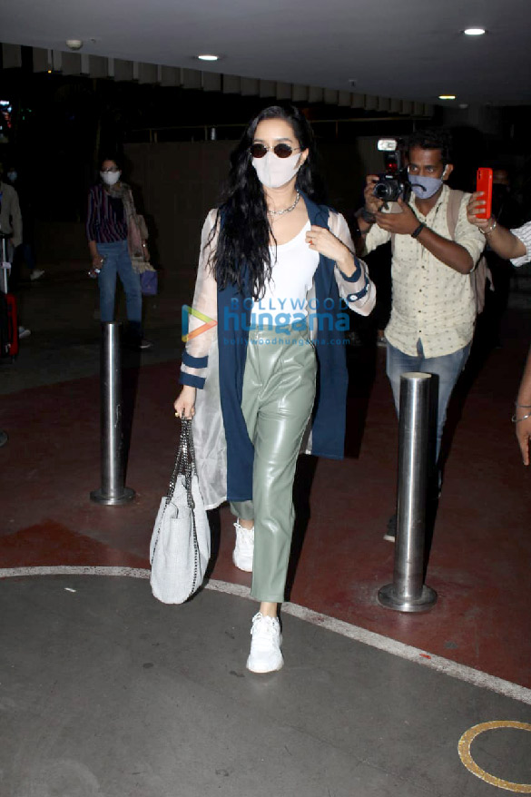 photos janhvi kapoor shraddha kapoor and varun dhawan snapped at the airport 2