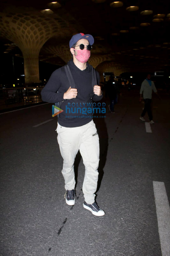 photos janhvi kapoor shraddha kapoor and varun dhawan snapped at the airport 5