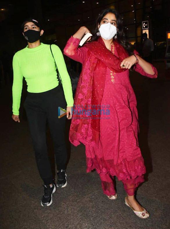 Photos: Janhvi Kapoor and Sara Ali Khan snapped at the airport