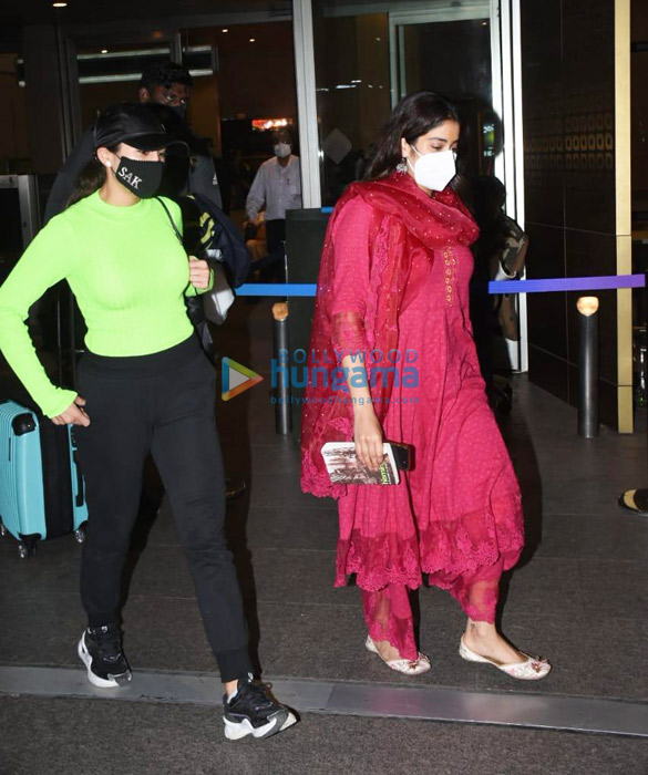 photos janhvi kapoor and sara ali khan snapped at the airport 6