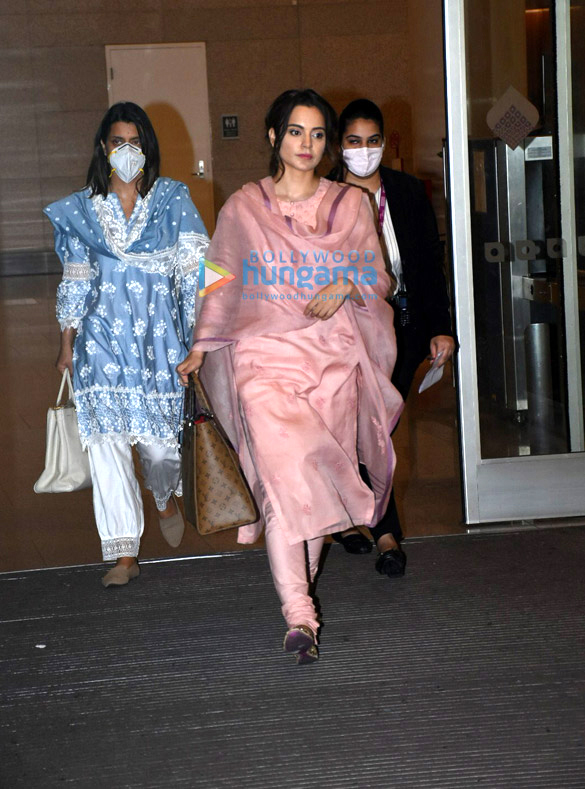 Photos: Kangana Ranaut, Urvashi Rautela, Shruti Haasan and others snapped at the airport Photos: Kangana Ranaut, Urvashi Rautela, Shruti Haasan and others snapped at the airport