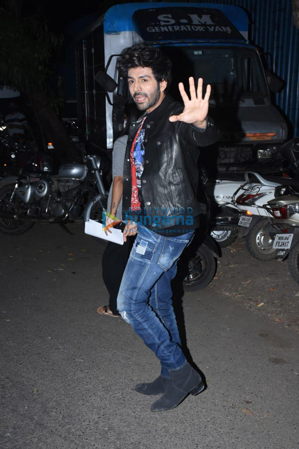 Photos: Kartik Aaryan, Sharvari Wagh and Sidhant Chaturvedi snapped on the sets of Bigg Boss Photos: Kartik Aaryan, Sharvari Wagh and Sidhant Chaturvedi snapped on the sets of Bigg Boss