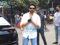 Photos: Kartik Aaryan snapped visiting Siddhivinayak temple