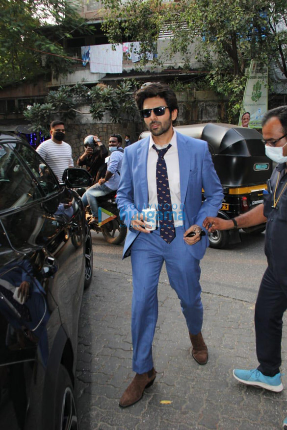 photos kartik aaryan spotted outside a cafe in khar 1